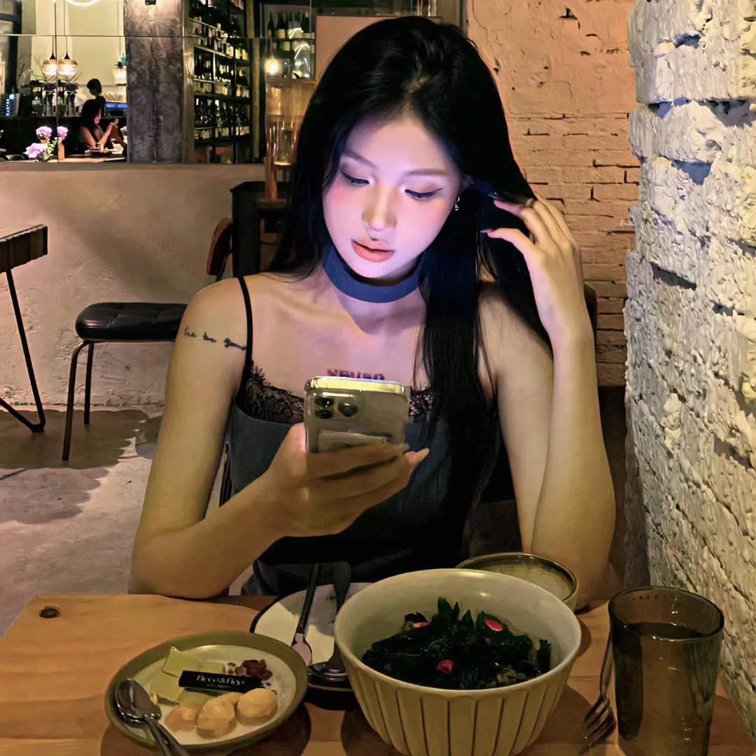 顶流绯闻表情包火出圈，品牌连夜解约，前后半年持续发酵